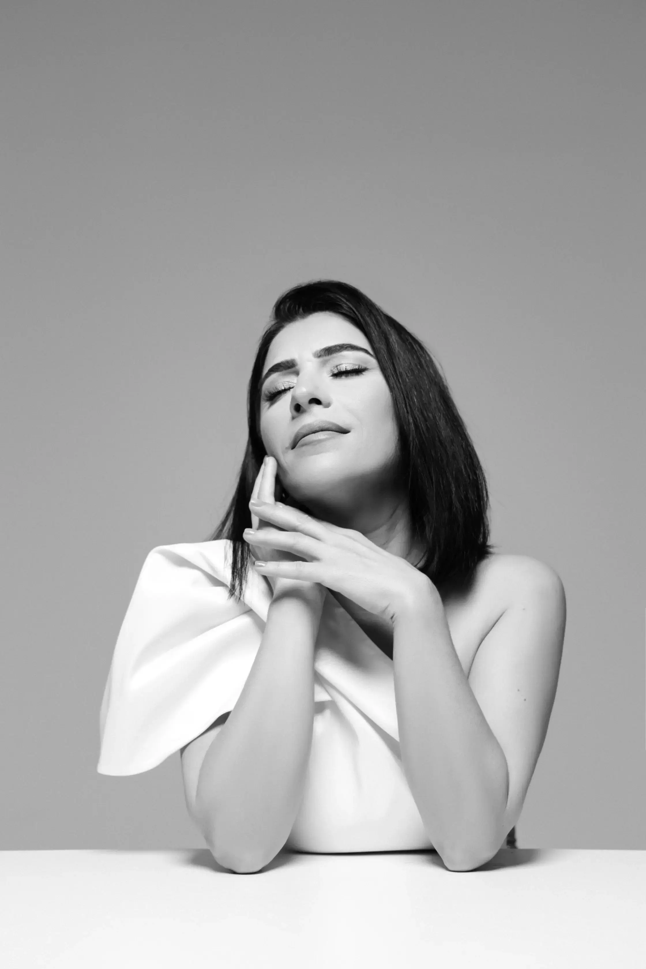 Rojda performing live in concert