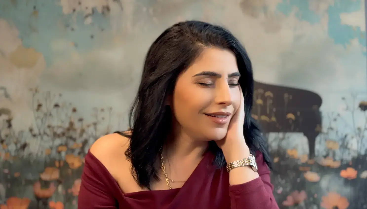 Rojda on stage with concert audience