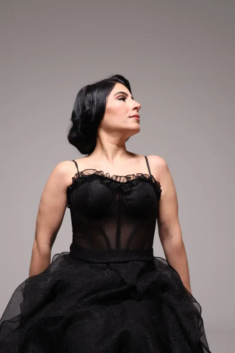 Rojda singing on stage